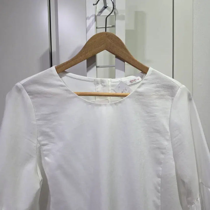 [BUNJANG] JISEN White Frill Sleeve Blouse / 지센 흰색 프릴 소매 블라우스