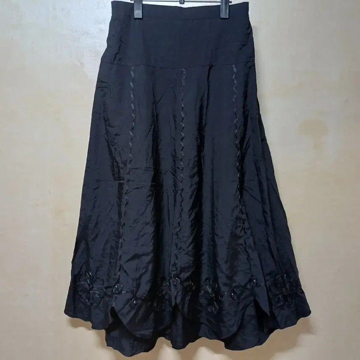 [BUNJANG] Black Embroidered Flare Long Skirt / 블랙 플레어 롱 스커트 자수 장식