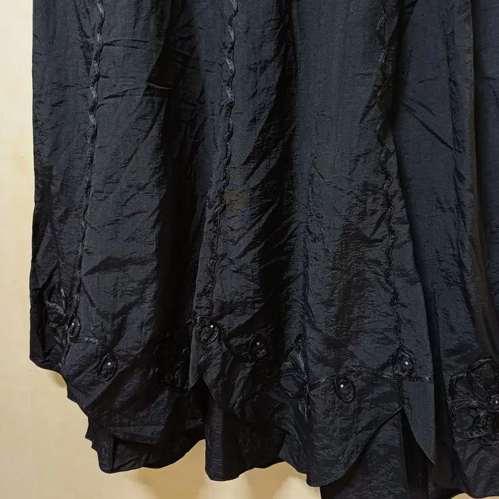 [BUNJANG] Black Embroidered Flare Long Skirt / 블랙 플레어 롱 스커트 자수 장식