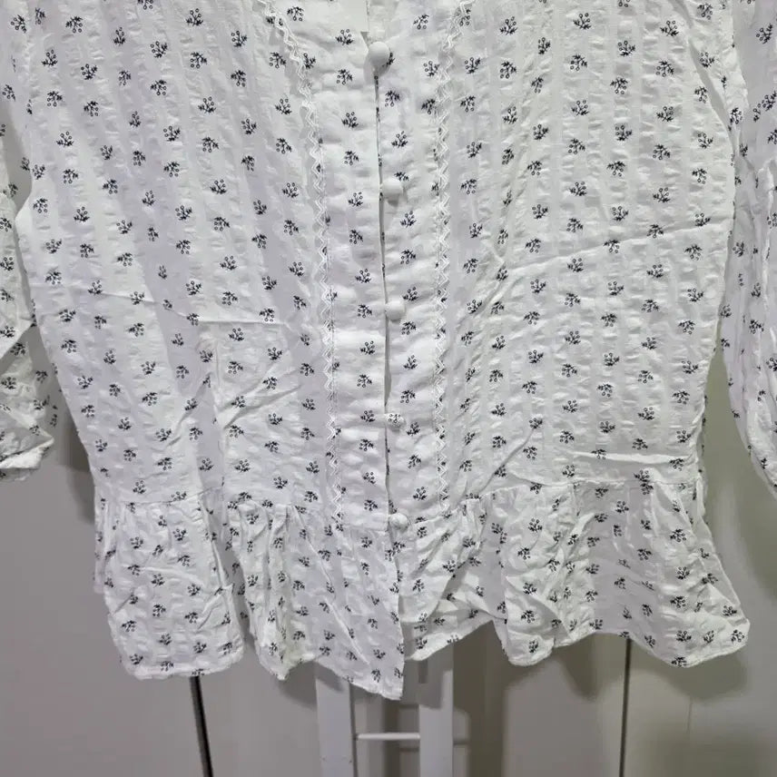 [BUNJANG] Plastic Island White Flower Blouse 7-Sleeve / 플라스틱아일랜드 화이트 플라워 블라우스 7부