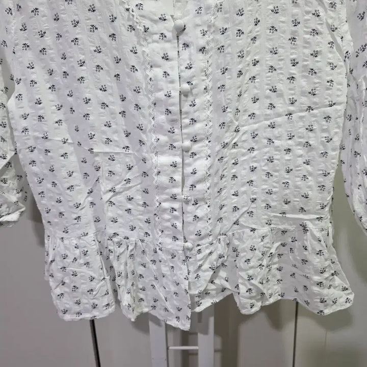 [BUNJANG] Plastic Island White Flower Blouse 7-Sleeve / 플라스틱아일랜드 화이트 플라워 블라우스 7부