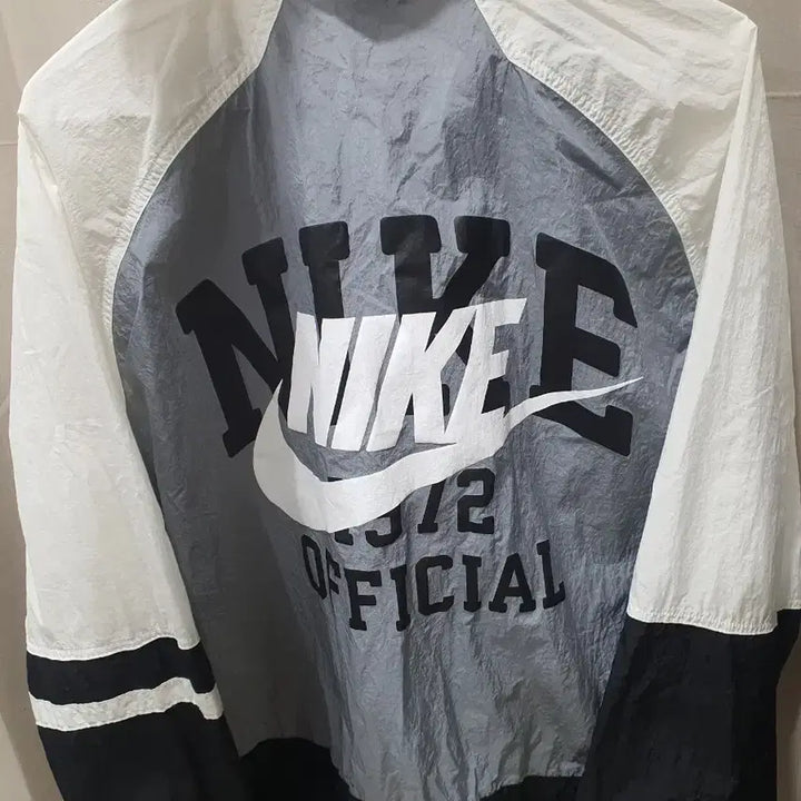 [BUNJANG] Nike Lightweight Woven Windbreaker Jacket / 나이키 경랑 우븐 윈드브레이커