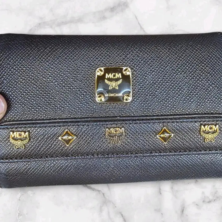 [BUNJANG] MCM Bifold Wallet and Charm Set / MCM 반지갑과 참장식 세트