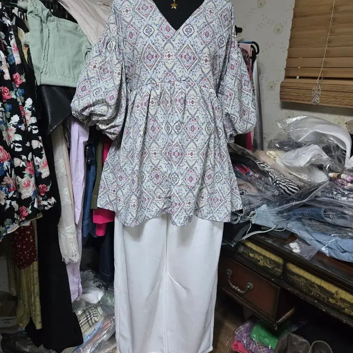 [BUNJANG] Pattern V-Neck Blouse with 5-Point Puff Sleeves / 패턴 브이넥 블라우스 5부 퍼프 소매