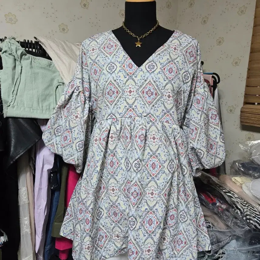[BUNJANG] Pattern V-Neck Blouse with 5-Point Puff Sleeves / 패턴 브이넥 블라우스 5부 퍼프 소매