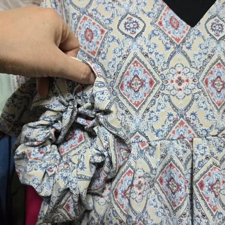 [BUNJANG] Pattern V-Neck Blouse with 5-Point Puff Sleeves / 패턴 브이넥 블라우스 5부 퍼프 소매