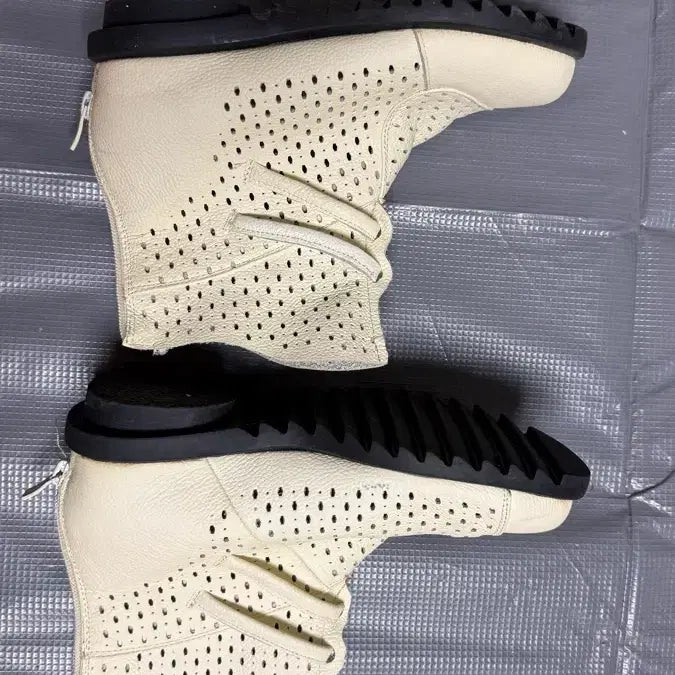 [BUNJANG] Ivory Perforated Wedge Heel Ankle Boots Size 235 / 아이보리 펀칭 웨지힐 앵클부츠 235 판매합니다.