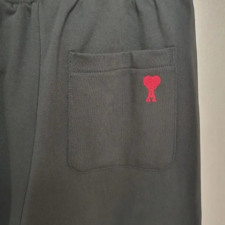 [BUNJANG] AMI Paris Small Heart Logo Sweatpants / 아미 스몰 하트 로고 트레이닝 바지/블랙