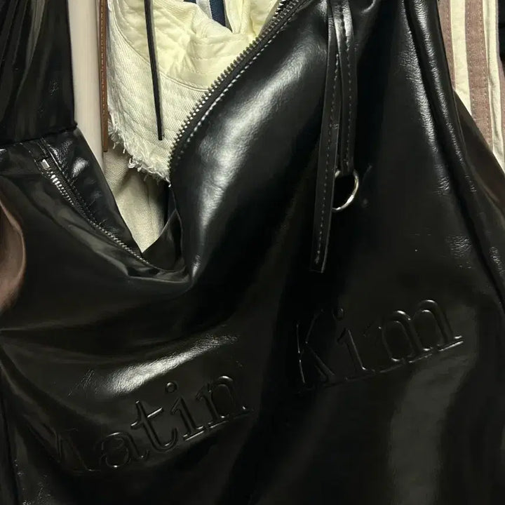 [BUNJANG] Matinkim Embossed Black Logo Shoulder Tote Bag / 마뗑킴 엠보스드 블랙 로고 숄더백 토트백 보부상백 마땡킴