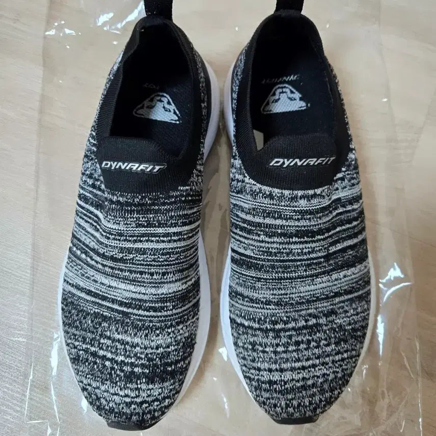 [BUNJANG] Dynafit Knit Slip-On Sneakers Black/White / 다이나핏 슬립온 니트 운동화 블랙/화이트 245~240