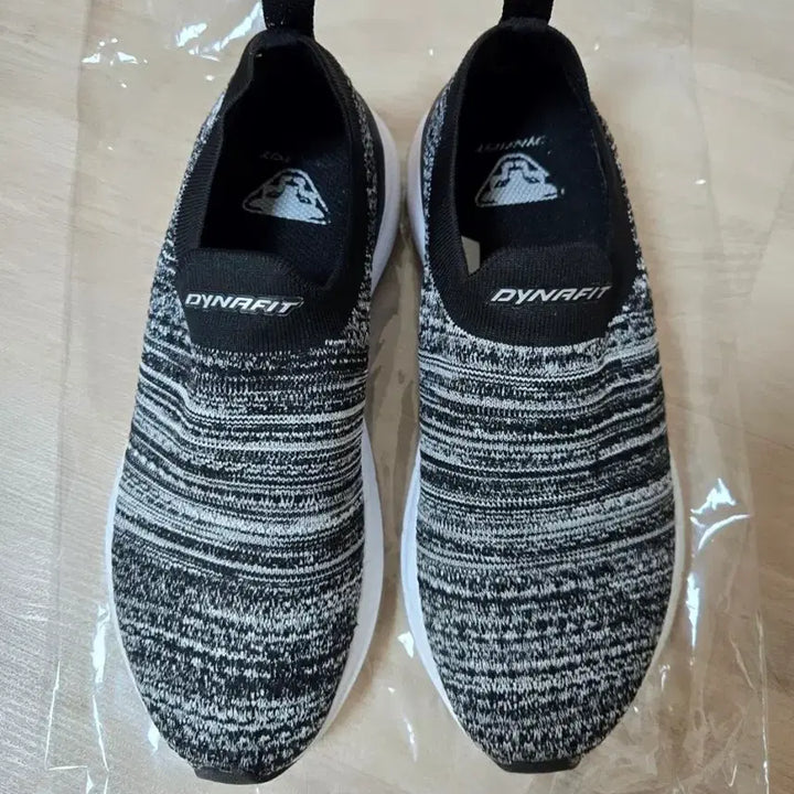 [BUNJANG] Dynafit Knit Slip-On Sneakers Black/White / 다이나핏 슬립온 니트 운동화 블랙/화이트 245~240