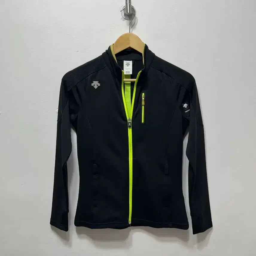 [BUNJANG] Descente Black/Fluorescent Training Zip-up S / 데상트 블랙/형광 트레이닝 집업 S