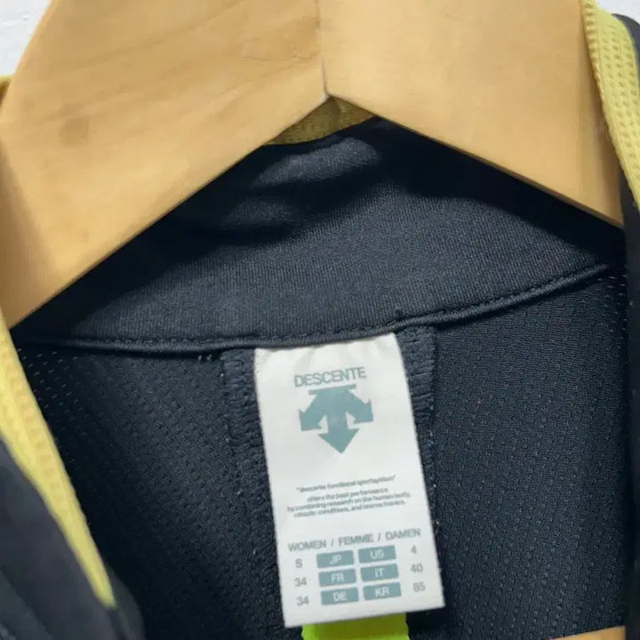 [BUNJANG] Descente Black/Fluorescent Training Zip-up S / 데상트 블랙/형광 트레이닝 집업 S