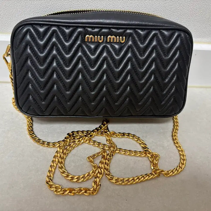 [SOLD OUT] 미우미우 마틀라쎄 미니 블랙