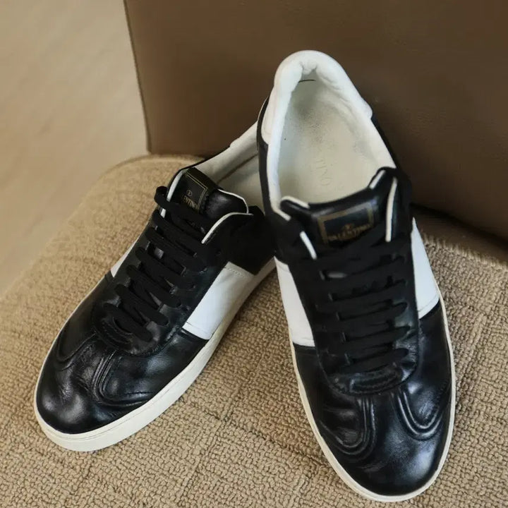 [BUNJANG] Valentino Garavani Black White Leather Studded Sneakers Size 42 / 발렌티노 가라바니 블랙 화이트 스니커즈