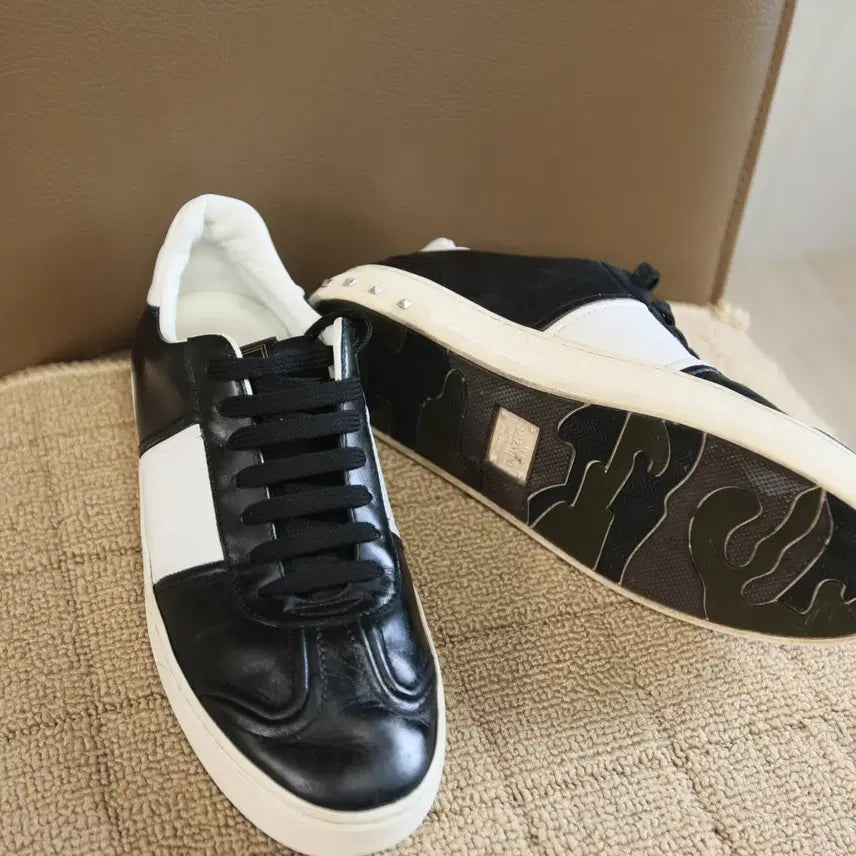 [BUNJANG] Valentino Garavani Black White Leather Studded Sneakers Size 42 / 발렌티노 가라바니 블랙 화이트 스니커즈