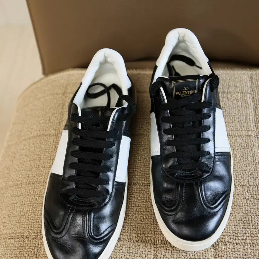 [BUNJANG] Valentino Garavani Black White Leather Studded Sneakers Size 42 / 발렌티노 가라바니 블랙 화이트 스니커즈