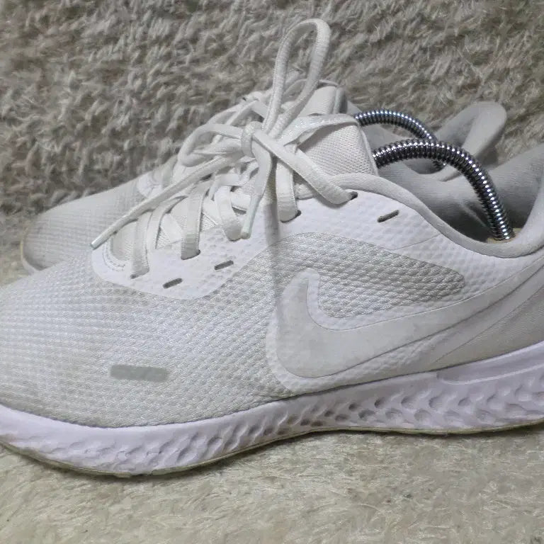 [BUNJANG] Nike Revolution 5 White Sneakers / 후루룩구제 270 나이키 레볼루션5 화이트 운동화 260505