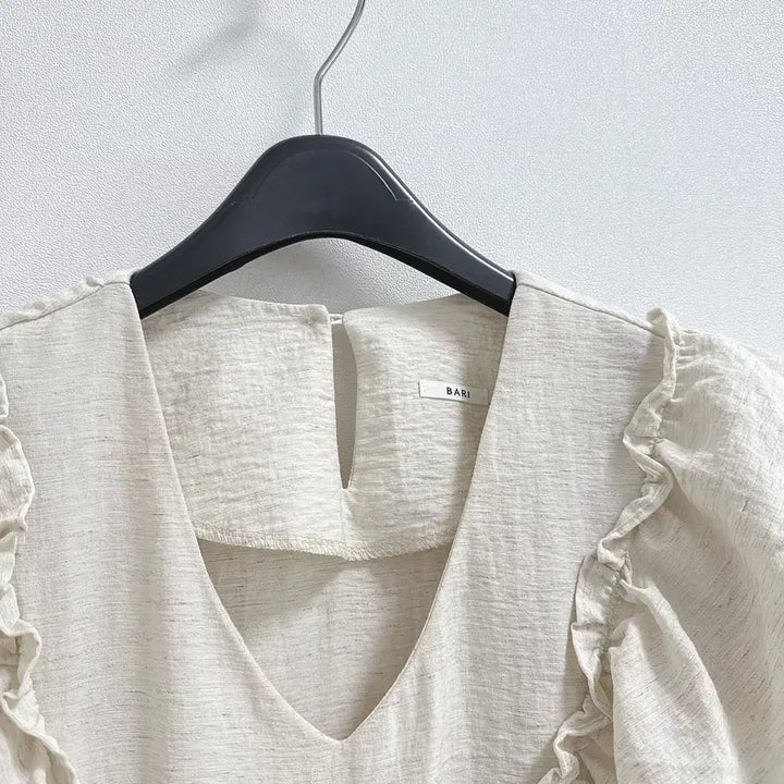 [BUNJANG] Bari V-neck Ruffle Blouse / 바리 브이넥 러플 블라우스
