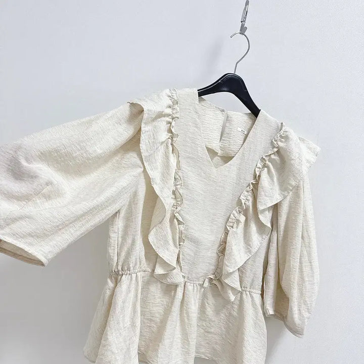 [BUNJANG] Bari V-neck Ruffle Blouse / 바리 브이넥 러플 블라우스