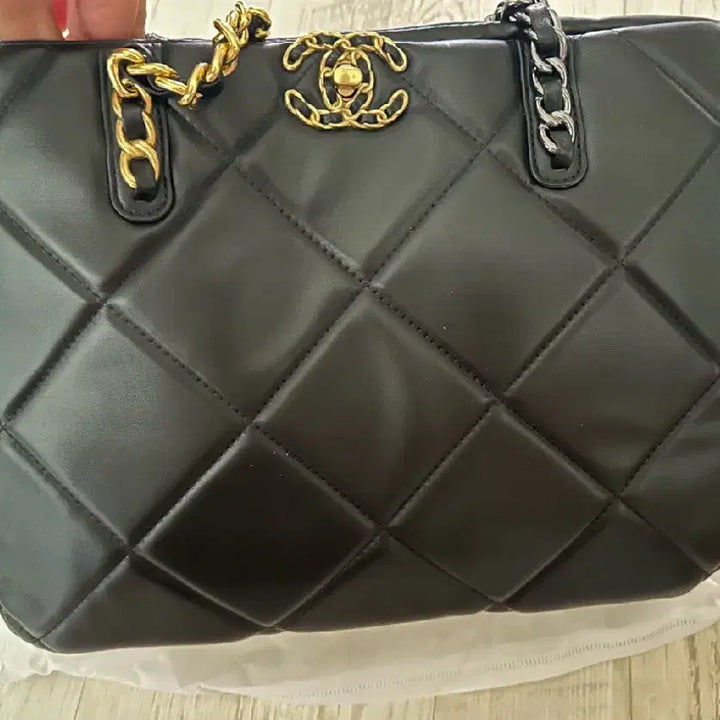 [BUNJANG] Chanel 19 Bag Lambskin Shoulder Bag Black / 샤넬 19백 블랙 숄더백 램스킨(기프트 제품)