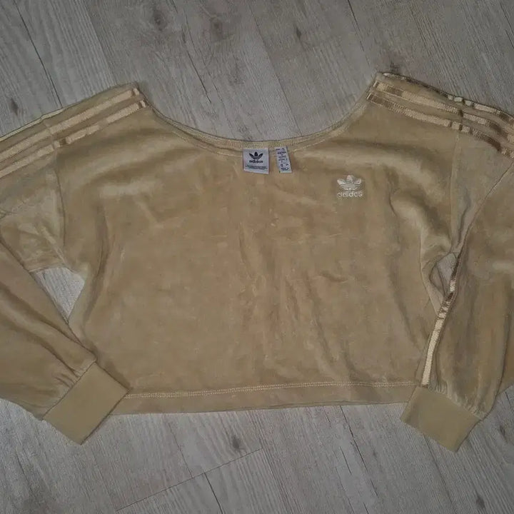 [BUNJANG] Adidas Velvet Off-Shoulder Top / 아디다스 오프숄더 벨벳