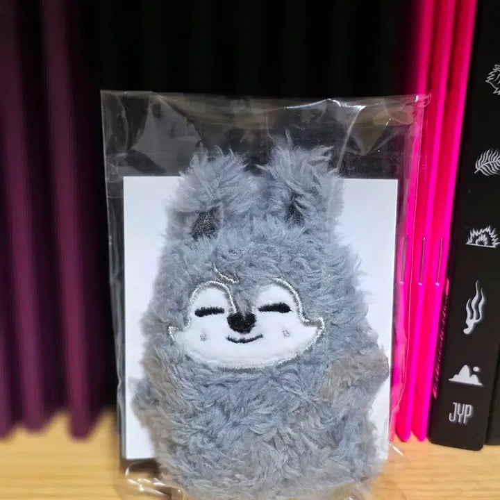 [BUNJANG] Stray Kids SKZOO Wolf Chan Finger Puppet Keychain Holder (Sealed) / 미개봉) 스트레이키즈 스키주 울프찬 핑거 퍼펫 키 홀더 팝니다