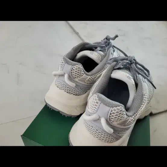 [BUNJANG] Lacoste Sneakers (230mm) / 라코스테 운동화 230mm 거의 새상품 추천 240