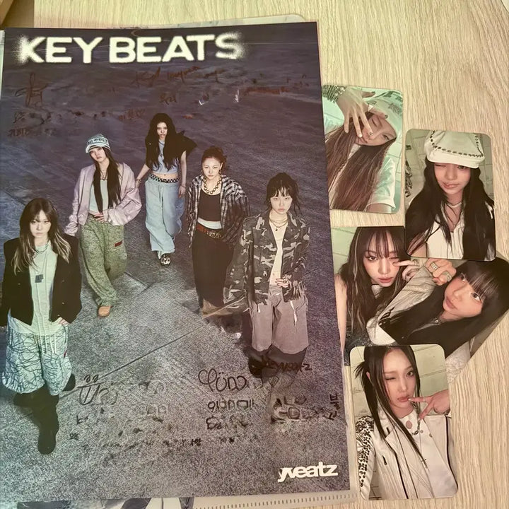 [BUNJANG] Kivitz Autographed Poster + Photocard Bundle / 키비츠 친필 사인 포스터+포카