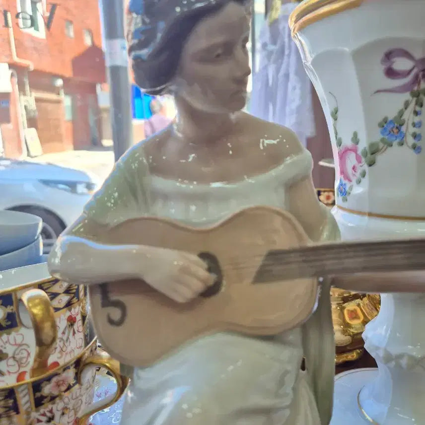 [BUNJANG] Royal Copenhagen Bing &amp; Grøndahl "Woman Playing Guitar" Figurine / 로얄코펜하겐 비앤지 기타치는여인 최저가
