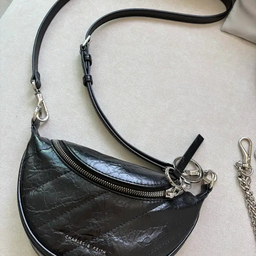[BUNJANG] Charles &amp; Keith Half Moon Bag / 찰스앤키스 하프문백 한소희가방