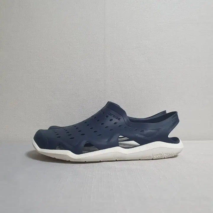 [BUNJANG] Crocs Swiftwater Wave Sandals Navy / 크록스 스위프트워터 웨이브 샌들 네이비 260mm
