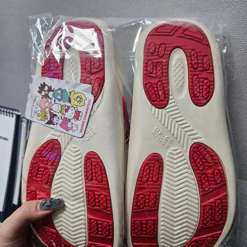 [BUNJANG] Hello Kitty Crocs Sandals with Jibbitz Charms / 헬로키티 샌들 크록스 지비츠 장식