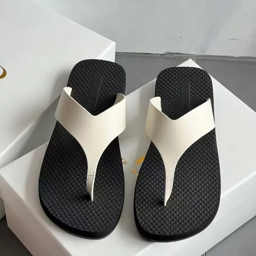 [BUNJANG] Leather Flip-Flop Sandals Black/Ivory / 레더 쪼리 샌들 블랙/아이보리
