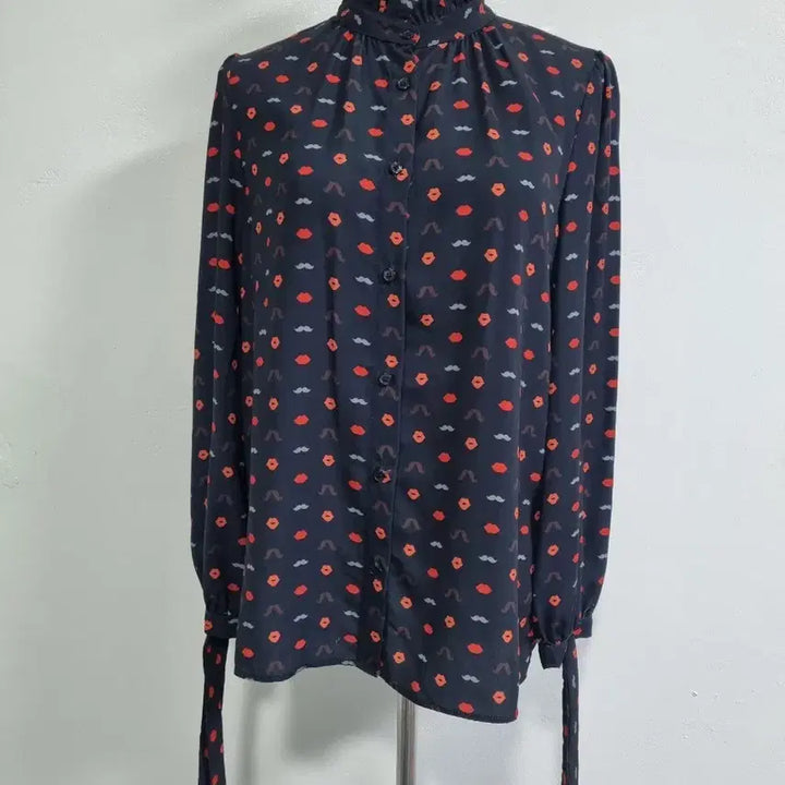 [SOLD OUT] 레니본 립&amp;콧수염 패턴 블라우스