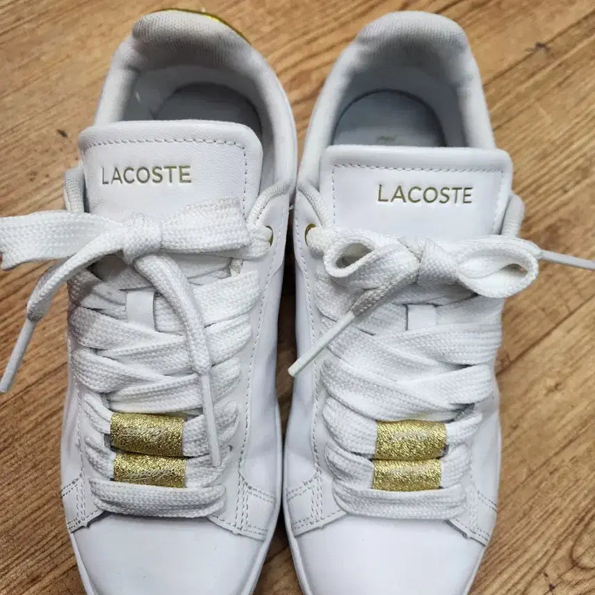 [BUNJANG] Lacoste White Sneakers with Gold Accent / 라코스테 흰색 스니커즈 금색 포인트
