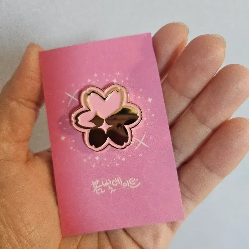 [BUNJANG] Stellive Cherry Blossom Pin Badge / 스텔라이브 벚꽃 모양 핀뱃지