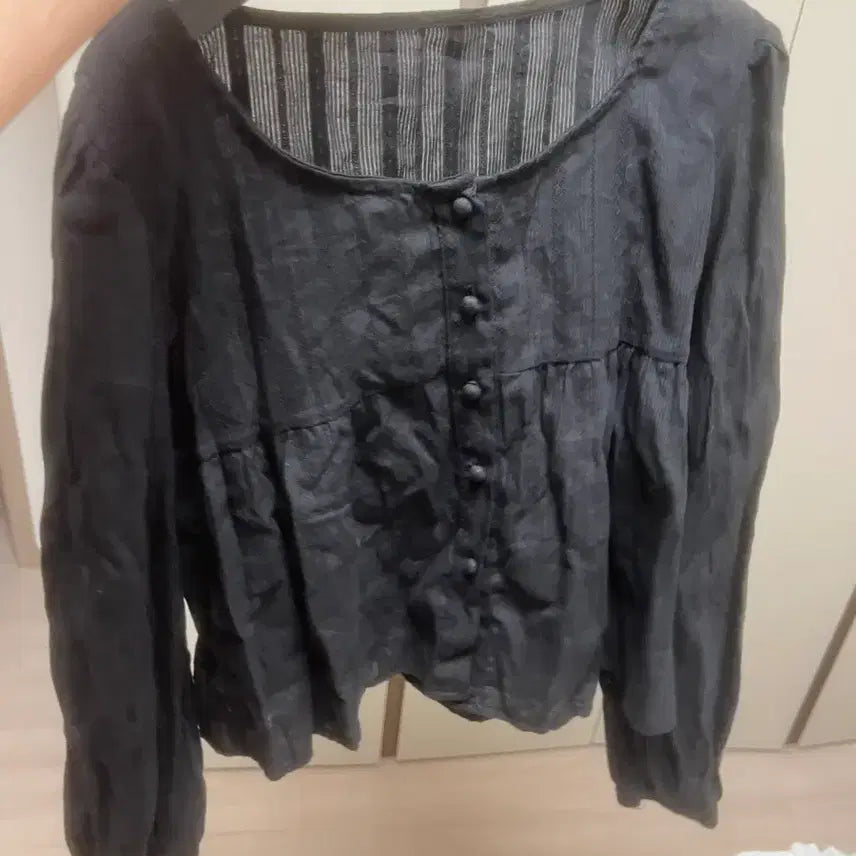 [BUNJANG] Black Bean Button Crop Blouse / 콩단추 블랙 크롭블라우스
