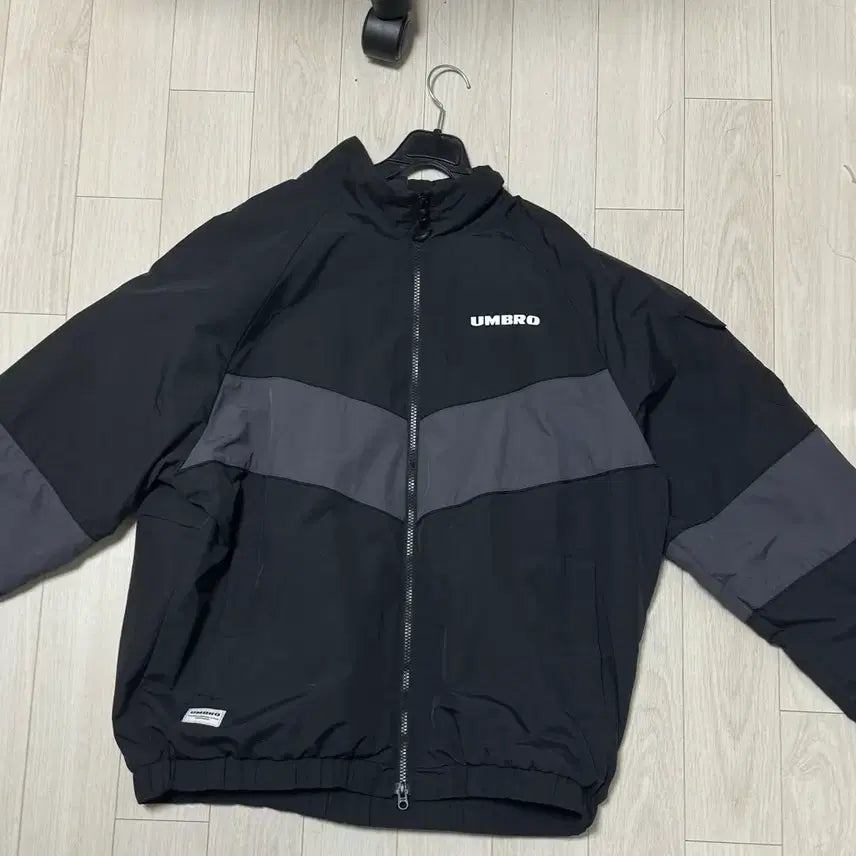 [SOLD OUT] 엄브로 레인저 윈드브레이커 웜업 자켓 블랙
