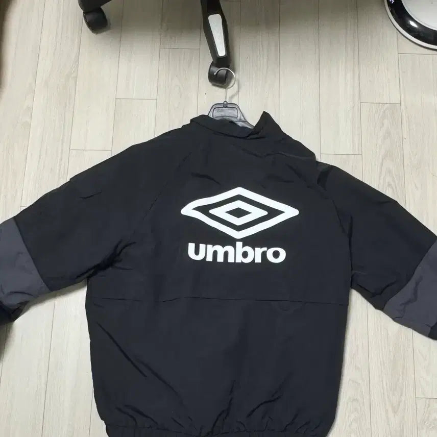 [SOLD OUT] 엄브로 레인저 윈드브레이커 웜업 자켓 블랙