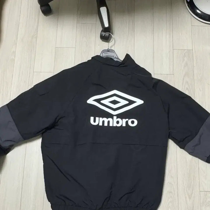 [SOLD OUT] 엄브로 레인저 윈드브레이커 웜업 자켓 블랙
