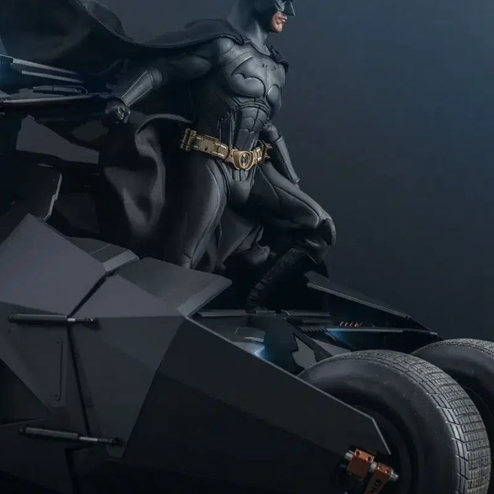 [BUNJANG] Hot Toys Batman Begins 2.0 &amp; Batmobile Tumbler (Damaged Bundle) / 핫토이 배트맨 비긴즈 2.0 +배트텀블러 하자품 일괄판매