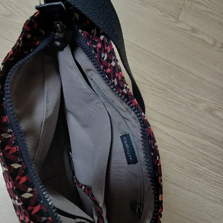[BUNJANG] Kipling Shoulder Bag with Keyring / 키플링 숄더백 + 키링 포함 30  20