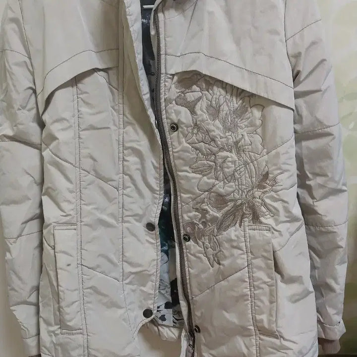 [BUNJANG] Tankus Embroidered Jumper / 탱커스  자수후드 점퍼