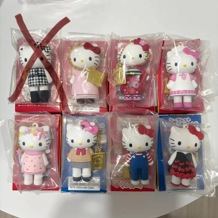 [BUNJANG] Sanrio Hello Kitty 50th Anniversary Tokyo Exhibition Figure Keyring / 헬로키티 50주년 도쿄전시회 피규어 키링 고전키티 교복키티