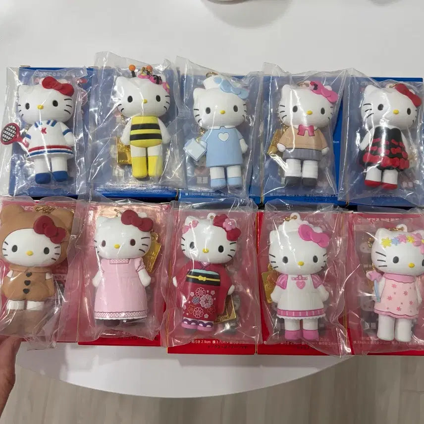 [BUNJANG] Sanrio Hello Kitty 50th Anniversary Tokyo Exhibition Figure Keyring / 헬로키티 50주년 도쿄전시회 피규어 키링 고전키티 교복키티