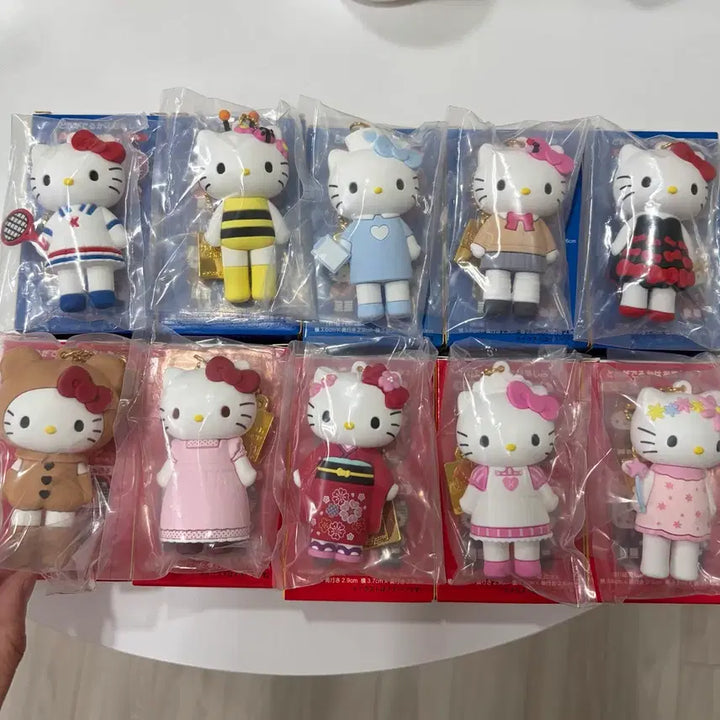 [BUNJANG] Sanrio Hello Kitty 50th Anniversary Tokyo Exhibition Figure Keyring / 헬로키티 50주년 도쿄전시회 피규어 키링 고전키티 교복키티