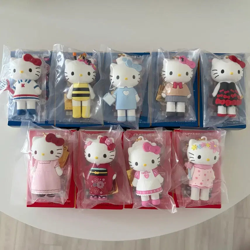 [BUNJANG] Sanrio Hello Kitty 50th Anniversary Tokyo Exhibition Figure Keyring / 헬로키티 50주년 도쿄전시회 피규어 키링 고전키티 교복키티