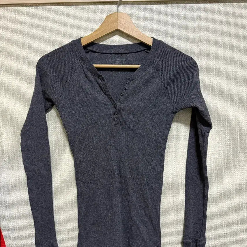 [BUNJANG] Brandy Melville Henry Neck Button Long Sleeve / 브랜디멜빌 헨리넥 단추 롱슬리브