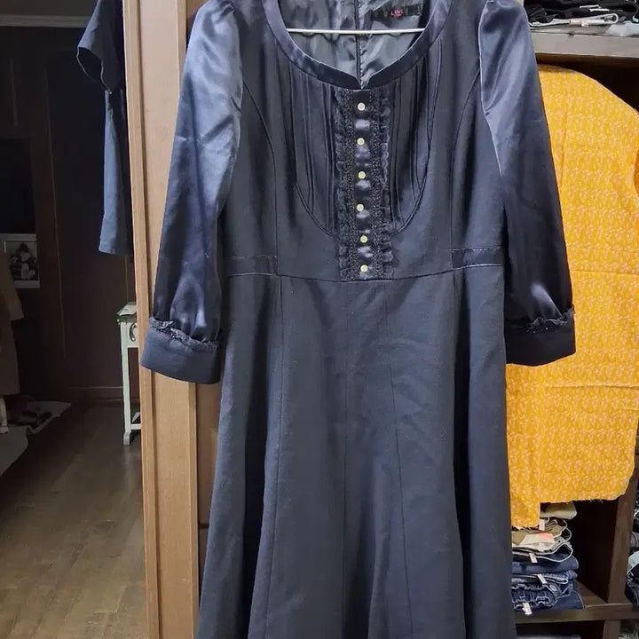 [BUNJANG] LINE Black Flared Dress Size 66 / LINE 블랙 플레어 원피스 66사이즈